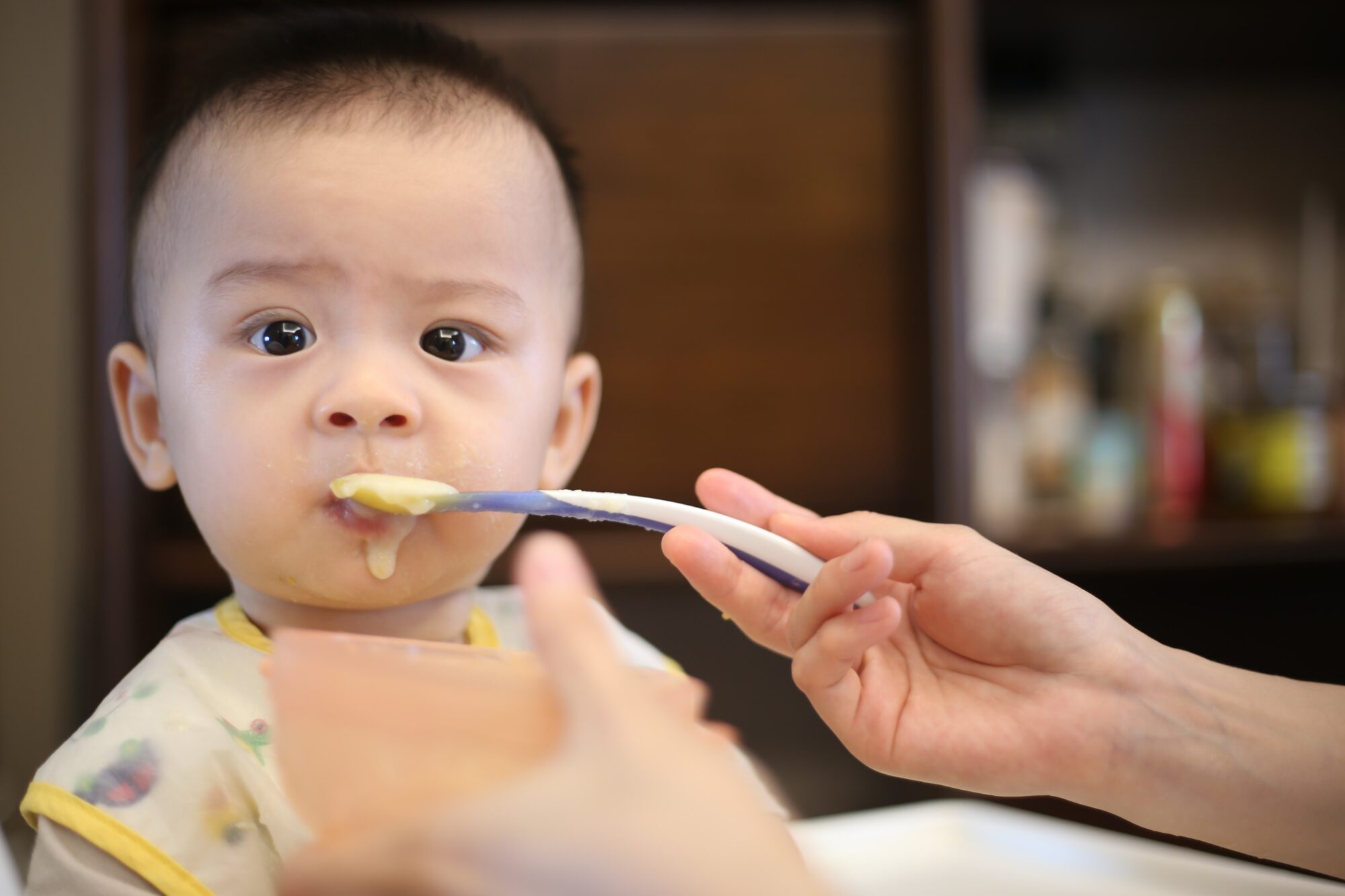 Institut Healthly - Cuillère pré-remplie: voici bébé M de 6 mois qui mange  du gruau de façon autonome avec une cuillère. En pré-remplissant une  cuillère avec une purée épaisse, vous pouvez l'offrir